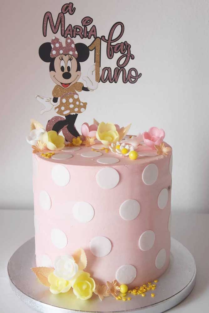 Gâteau Minnie avec imprimé à pois, comme dans la robe du personnage