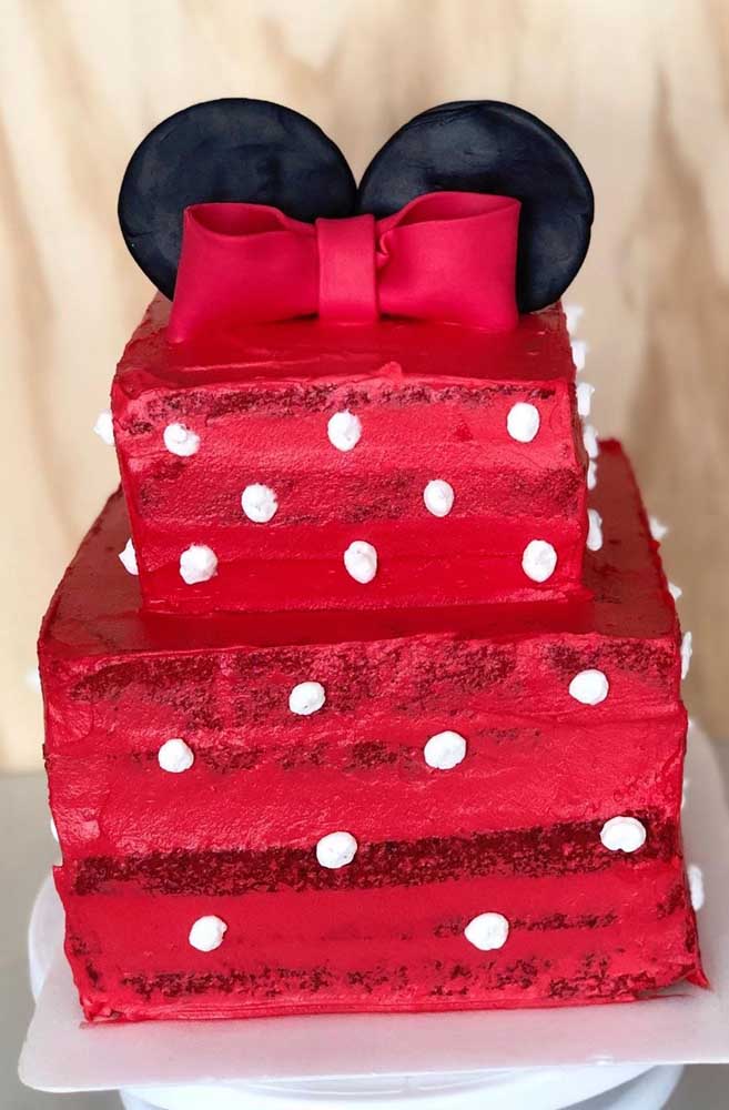 Gâteau Minnie carré, rouge et avec de la poussière
