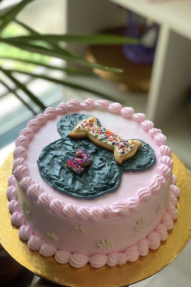 Gâteau Minnie décoré de chantilly rose