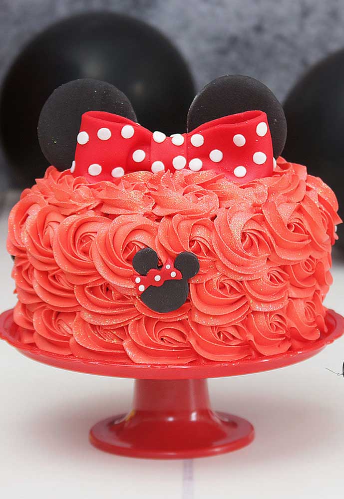 Gâteau Minnie rond décoré de chantilly rouge.  Simple et beau!