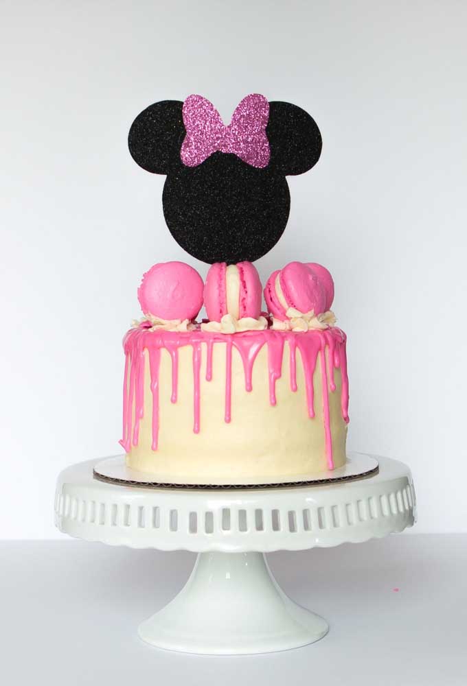 Gâteau Minnie avec glaçage au chocolat blanc et macarons, vous avez aimé?