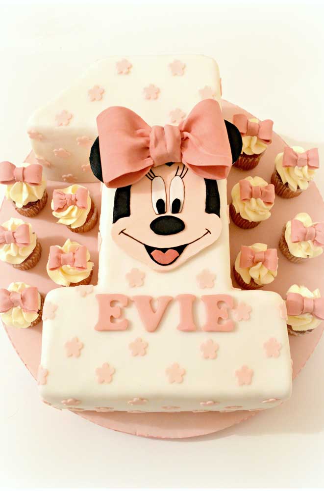 L'anniversaire de la fille d'anniversaire était littéralement représenté sur ce gâteau Minnie