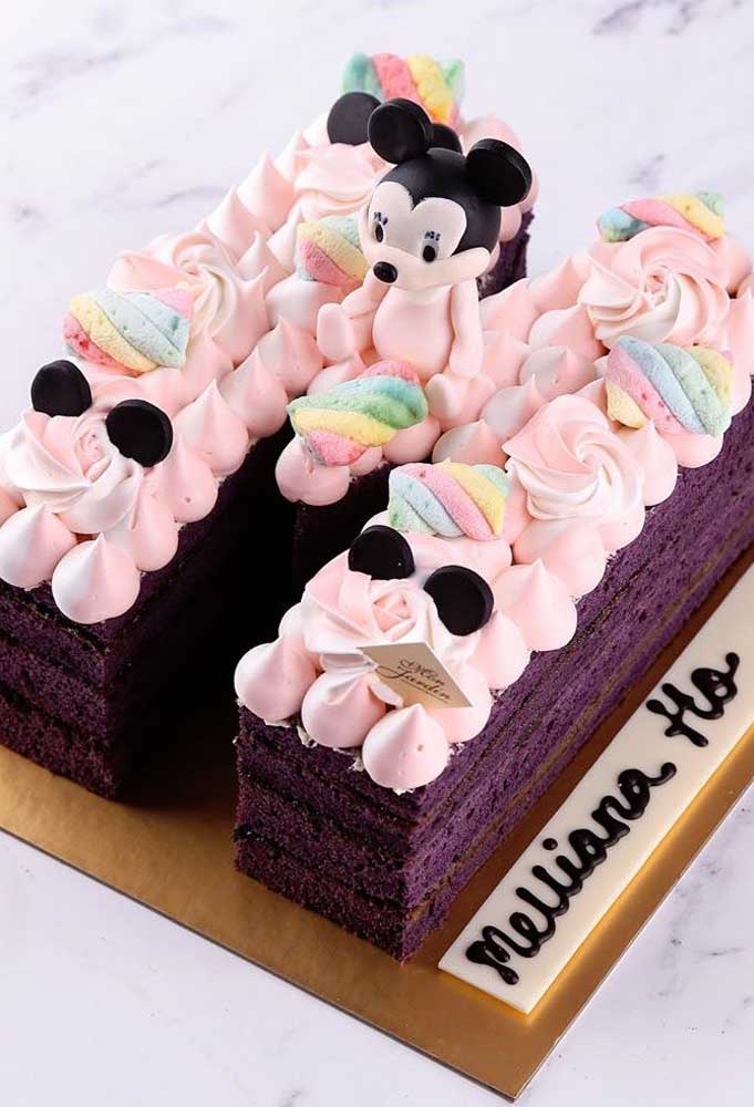 Gâteau Minnie décoré de soupirs et de guimauves 