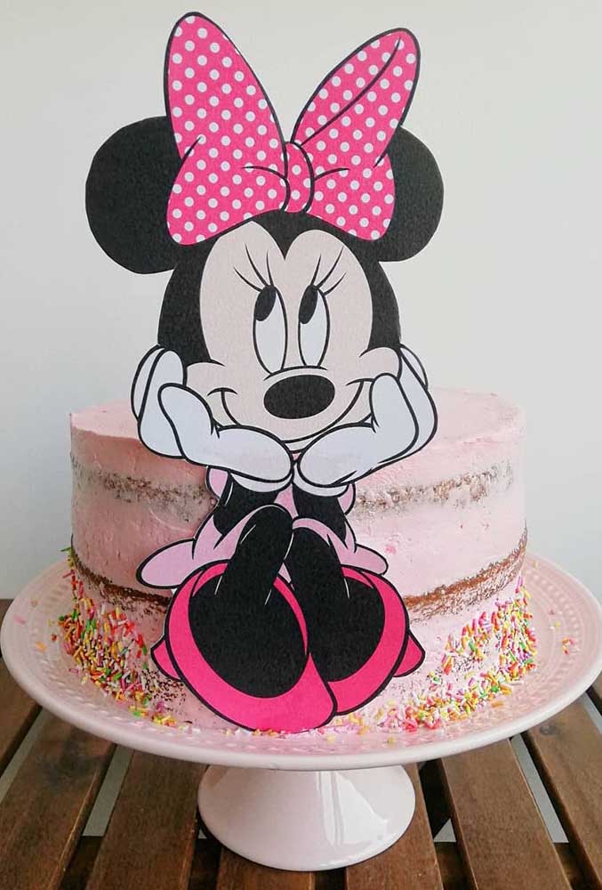 Gâteau Minnie rond et spatulé.  Pour la décoration, un totem et une confiserie colorée