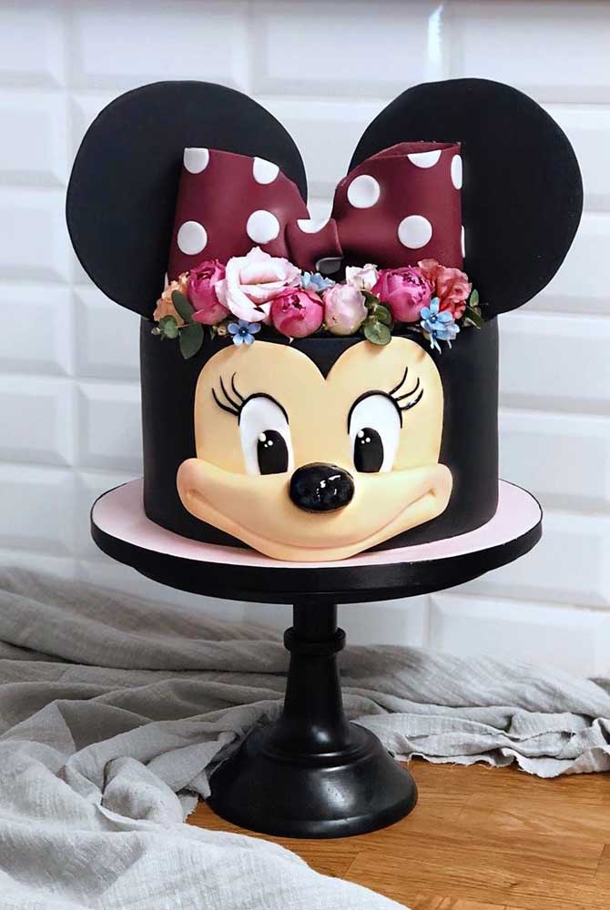 Gâteau Minnie noir décoré de fleurs