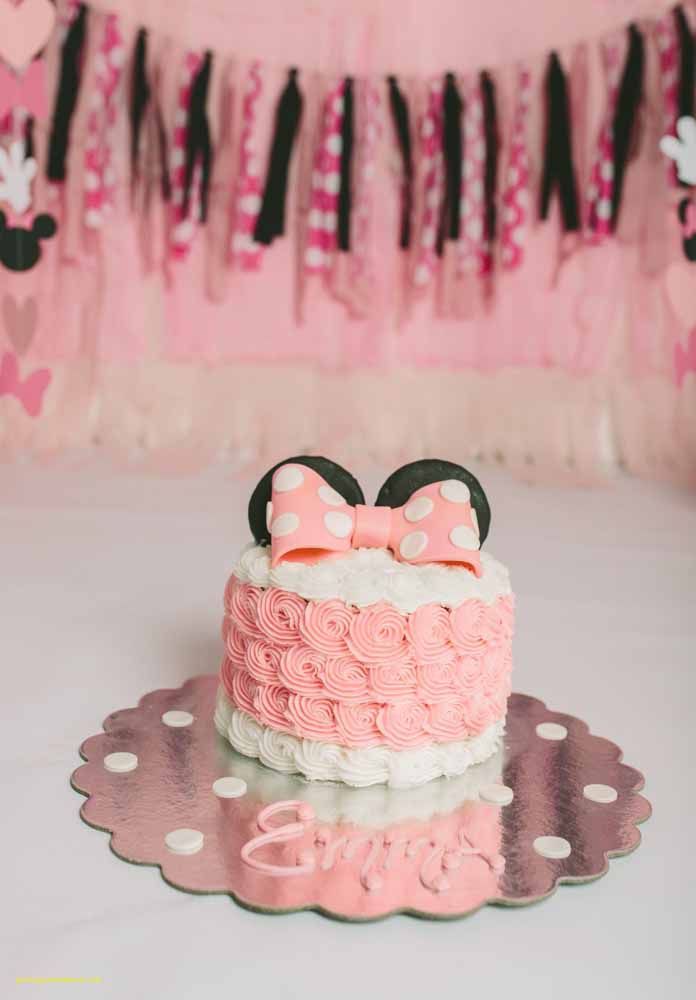Gâteau décoré de crème fouettée sur le thème de Minnie