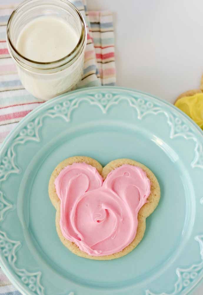 Toast servi avec de la crème rose: une façon simple d'amener le caractère à table