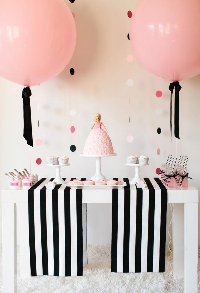 Les couleurs rose et noir correspondent parfaitement à la décoration d'anniversaire des filles