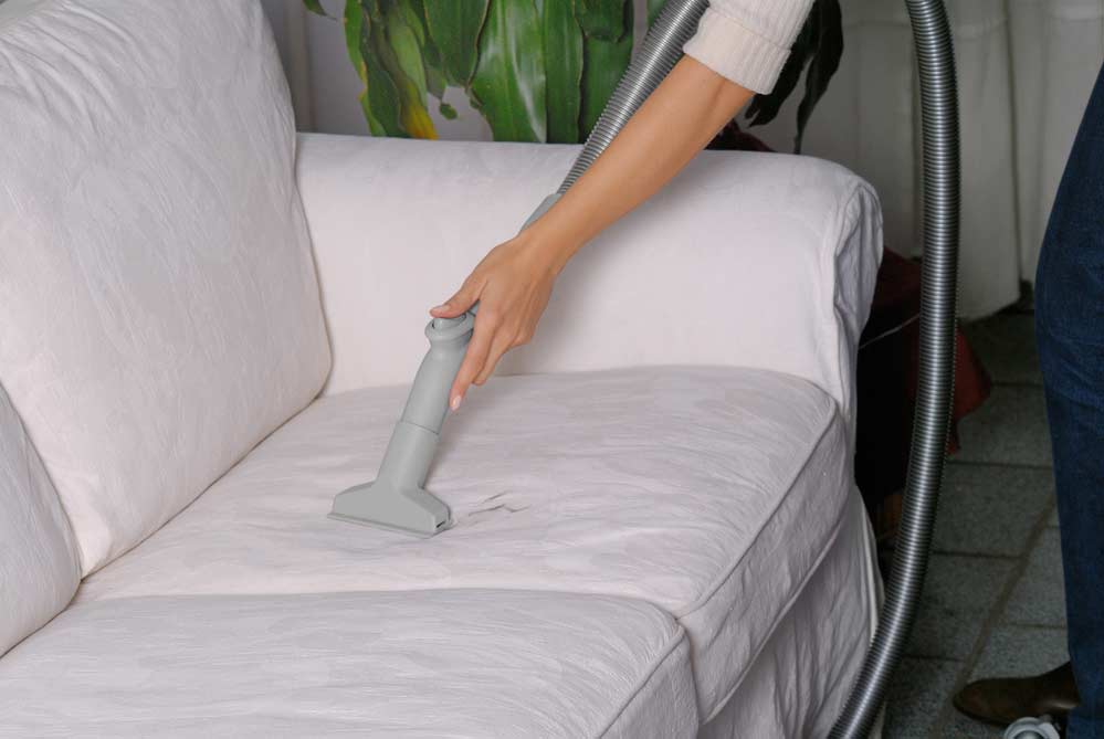 Nettoyage de canapé avec aspirateur
