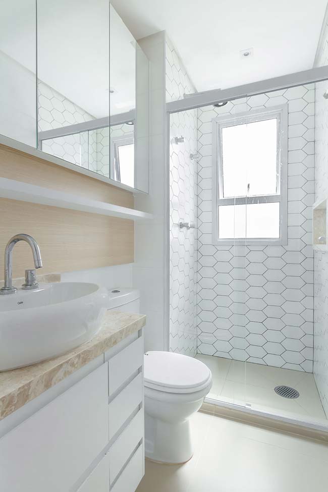 Salle de bain blanche et beige avec carreaux de porcelaine satinée