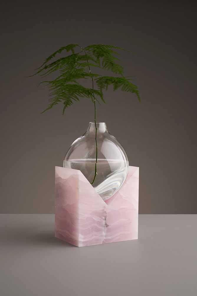 Rendez l'arrangement de vase recyclé encore plus étonnant en l'accrochant au mur 