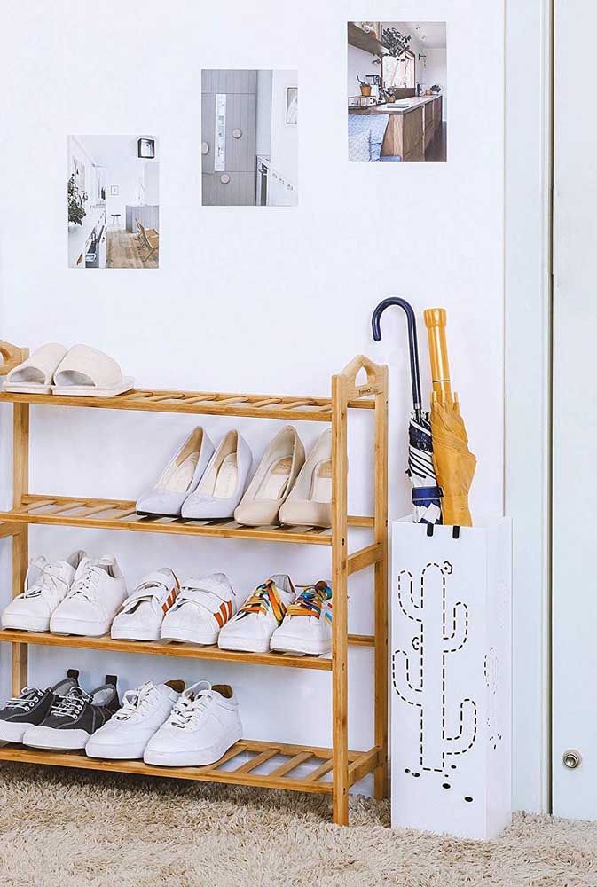 Un simple meuble en bois pour organiser les chaussures de la famille