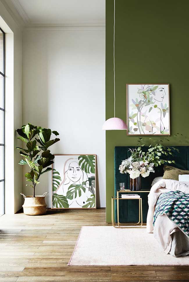 Les murs verts mousse apportent sobriété et un climat doux à la pièce