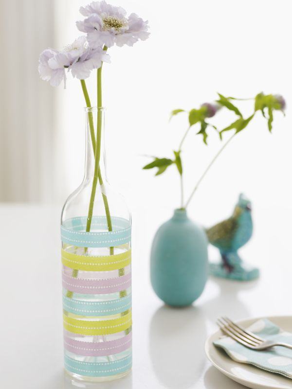 Vase bouteille en verre à rayures colorées.