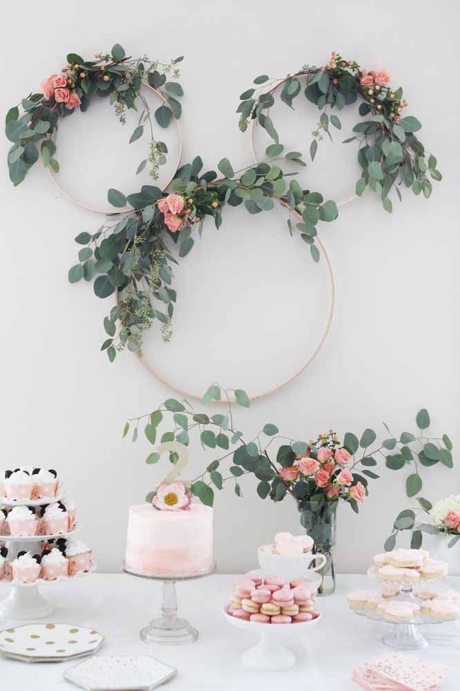 Fête de Minnie blanche et rose décorée de fleurs naturelles