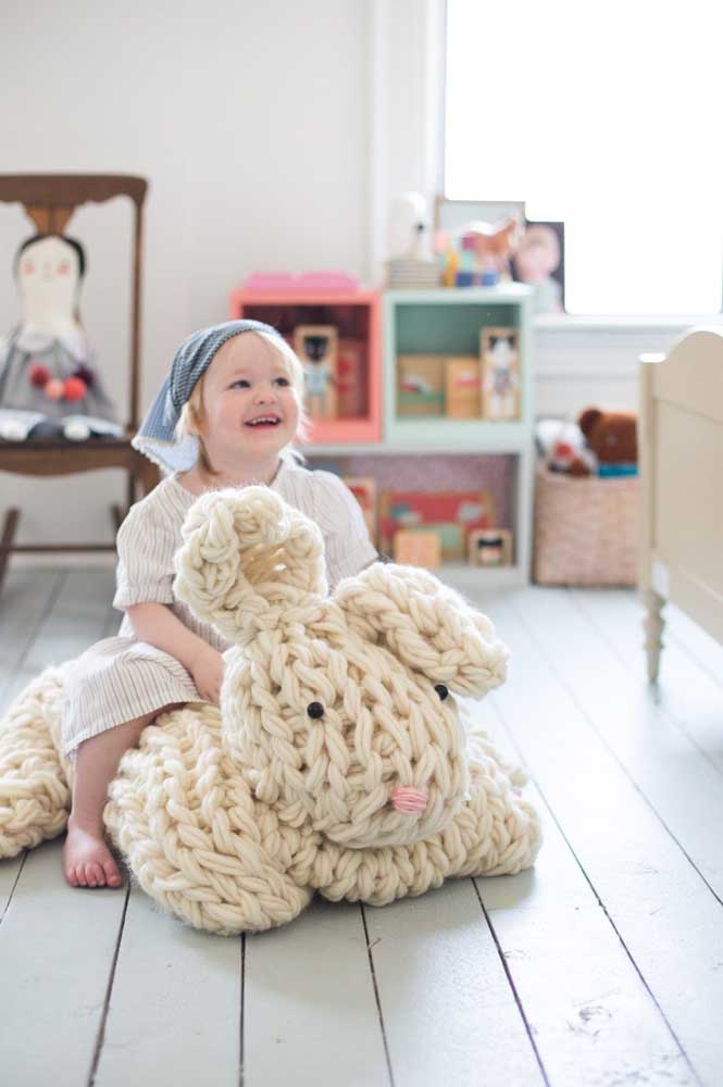 Un joli lapin en tricot géant pour décorer et animer la chambre des enfants